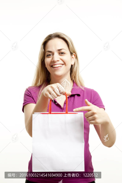 年輕女人顯示購物袋紙
