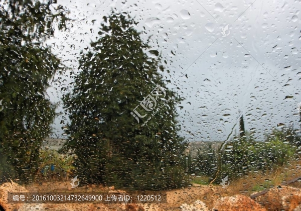 透過車窗的雨天景觀