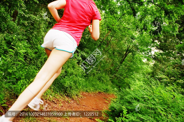 紅色跑步的女人