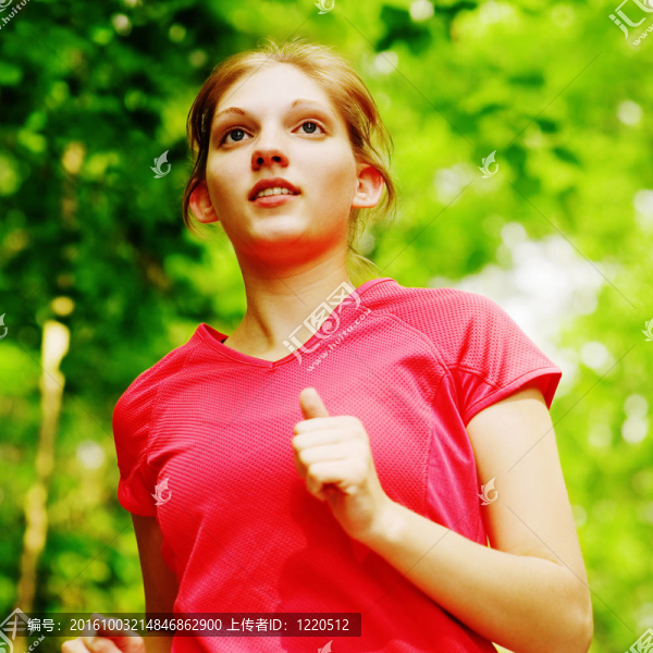紅色跑步的女人
