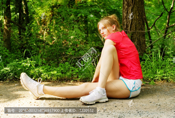 紅色跑步的女人