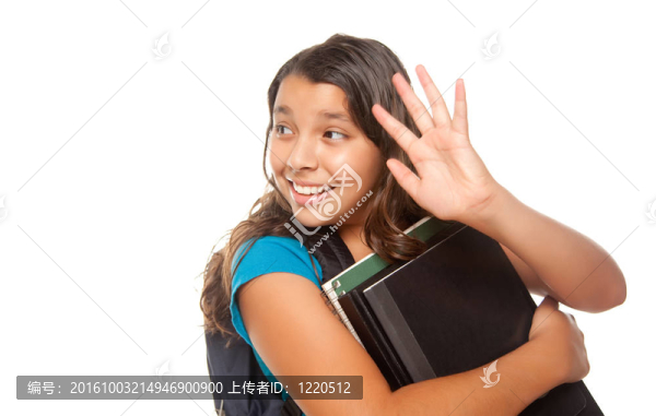 漂亮的西班牙女孩揮舞著書和背包