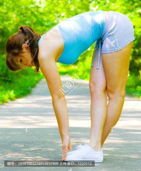 年輕女子戶外鍛煉
