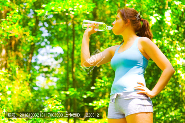 年輕女子戶外鍛煉