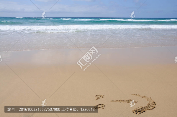 笑臉符號在美麗的熱帶海灘