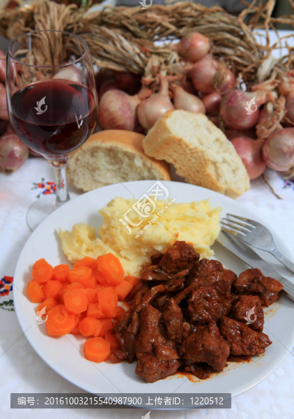 牛bourguignonne餐酒和面包