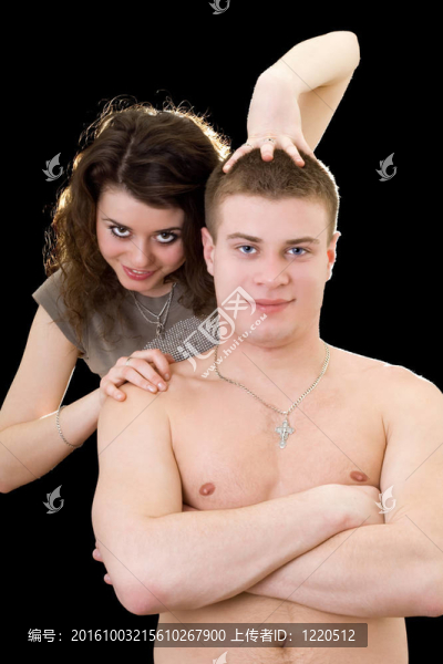 美麗俏皮的年輕夫婦。孤立的黑色