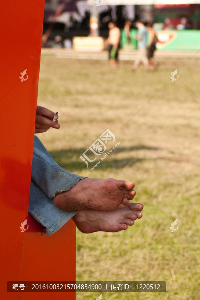 臟腳；手；節(jié)日煙霧