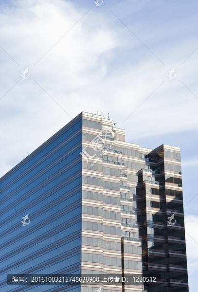 多云天的條紋玻璃建筑