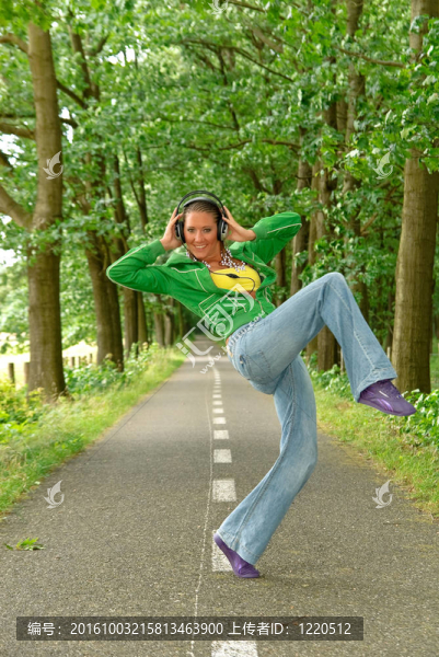 女人耳機(jī)自然之路