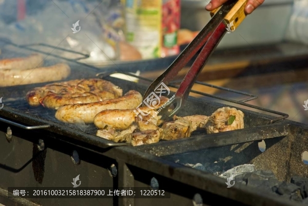在烤肉架上的香腸和肉