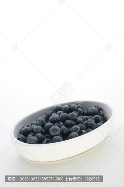 新鮮的有機(jī)藍(lán)莓在一個(gè)白色的碗里
