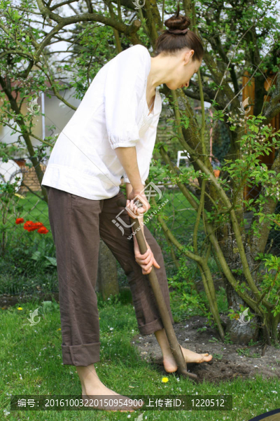 女人用鏟子