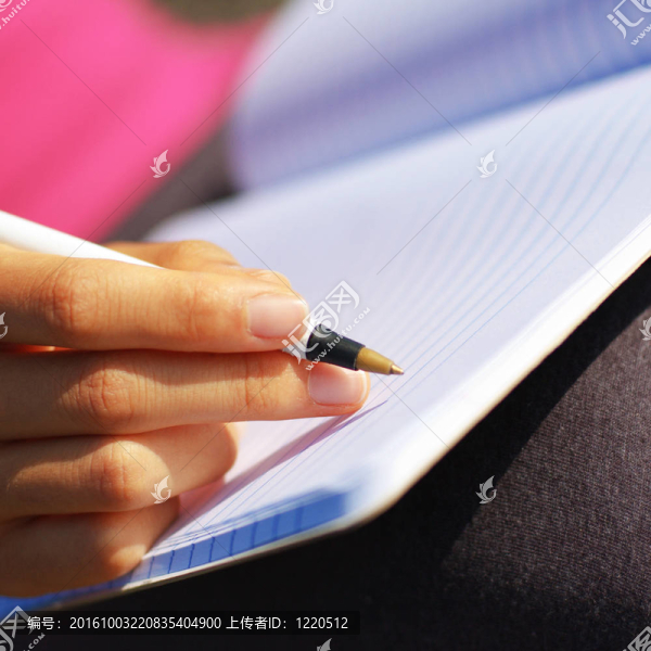 女孩寫的筆記簿