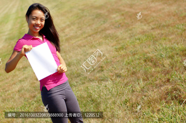 女孩拿著一個標志