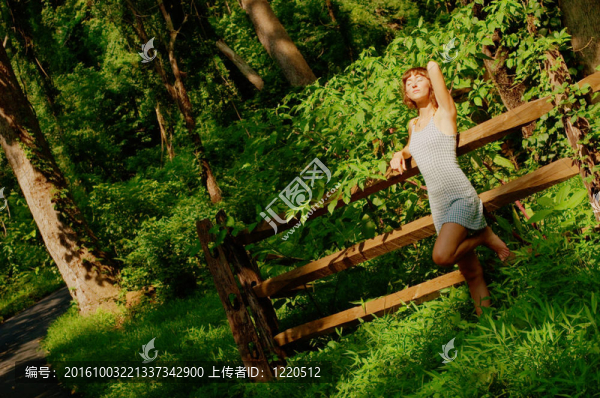 在樹林里的漂亮女孩