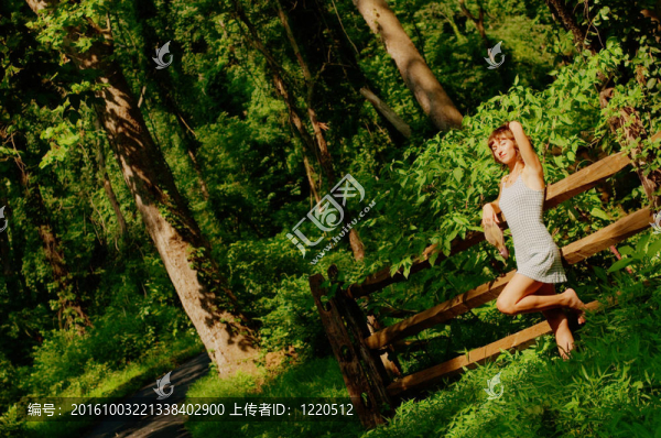 在樹林里的漂亮女孩