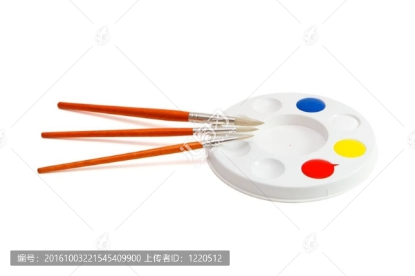 孩子們用畫筆調(diào)色板三輪分離