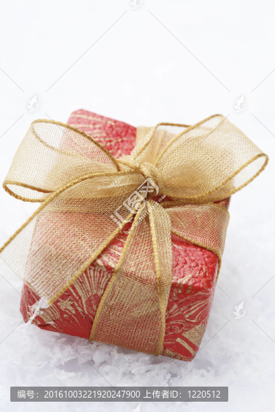 帶紅色包裝和裝飾弓的圣誕禮品。