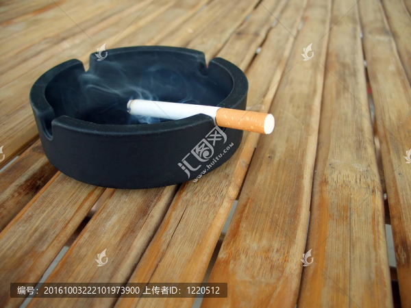 用點(diǎn)燃的香煙的煙灰缸