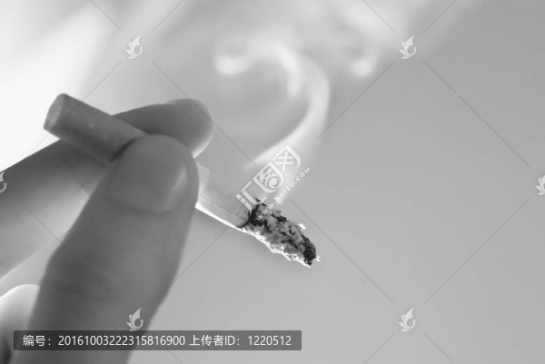 用吸煙香煙的手指