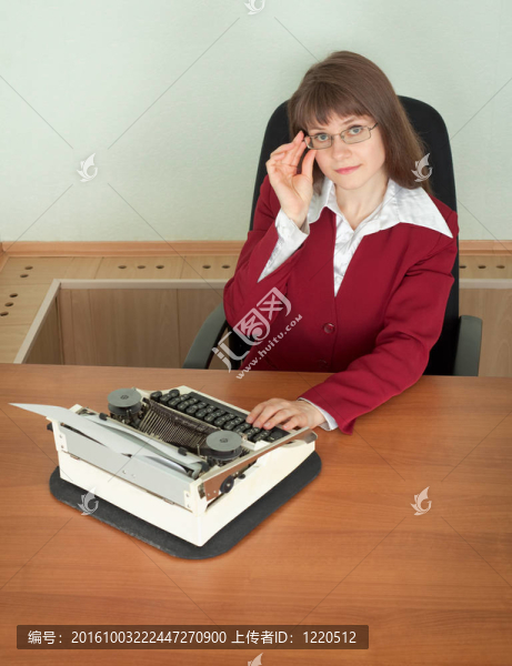 帶扶手的辦公室沙發(fā)女孩