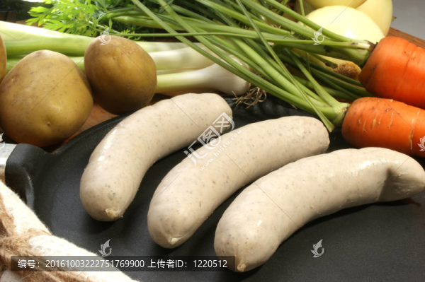 香腸；從花園的香腸和一些新鮮的蔬菜