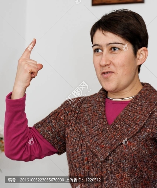 年輕的短發(fā)女人舉起手指