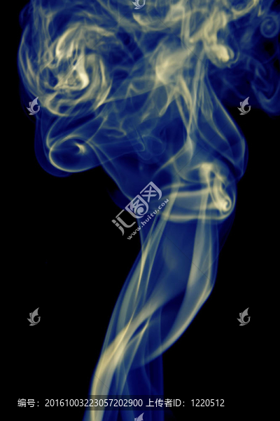 在黑色的藍色煙霧