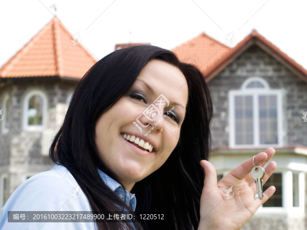 微笑的女人帶鑰匙的房子