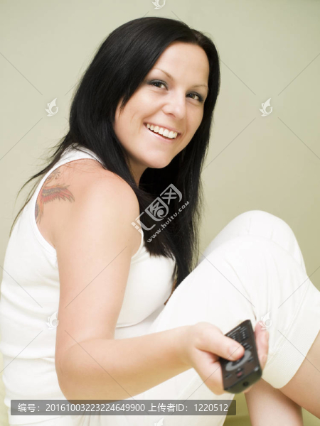微笑的黑發(fā)女人看電視