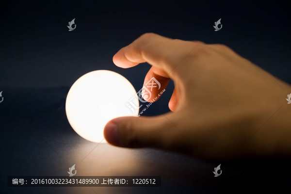 手觸摸一個(gè)明亮的球