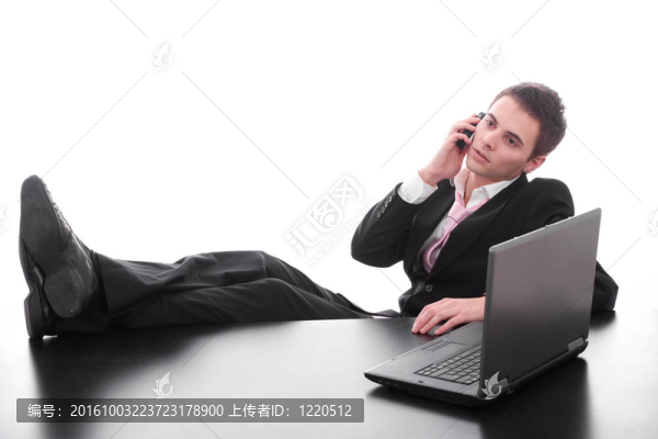與筆記本電腦工作的人