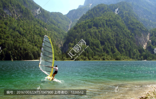 在一個高山湖泊的風帆