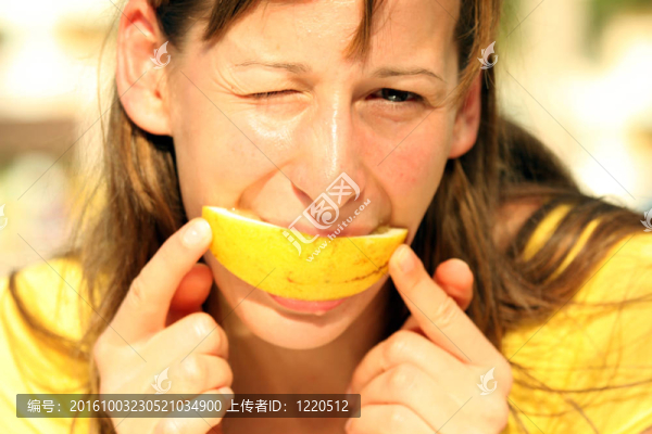 吃橘子