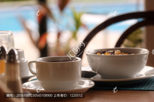 早餐咖啡和谷物