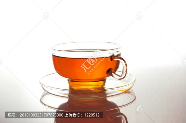 一杯白茶與反射