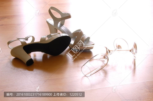 性感高跟鞋和香檳玻璃