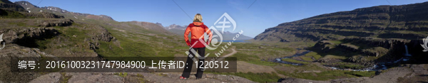 女子登山俯視berufjordur谷冰島