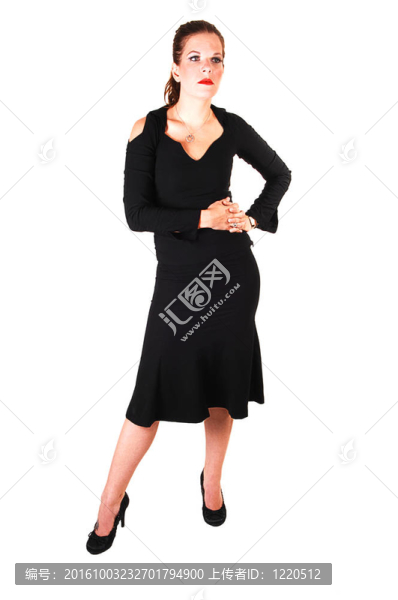 穿黑色衣服的漂亮女孩。
