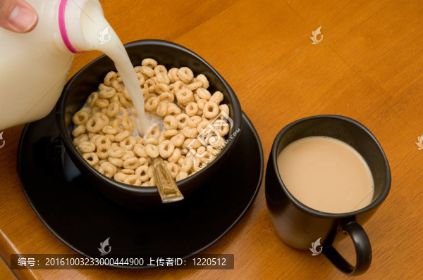 早餐包括麥片牛奶和奶油咖啡