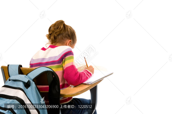 年輕的女孩在課桌上做學(xué)校的工作