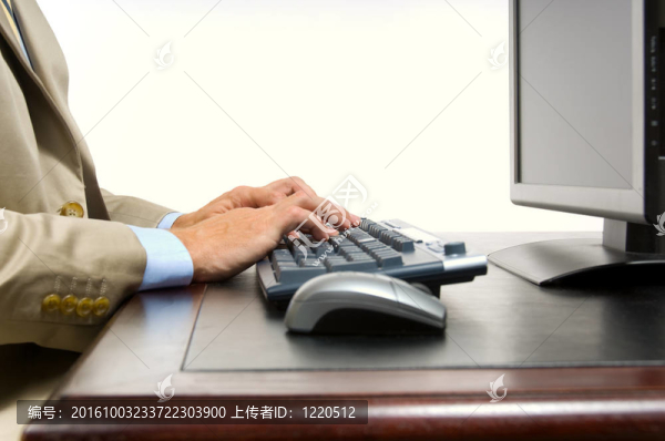 在電腦上的商人