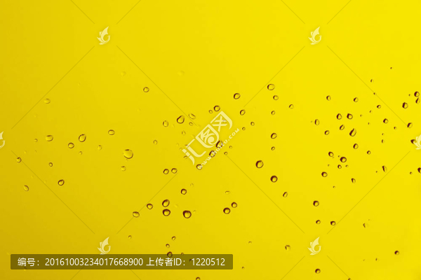 啤酒水滴在玻璃上