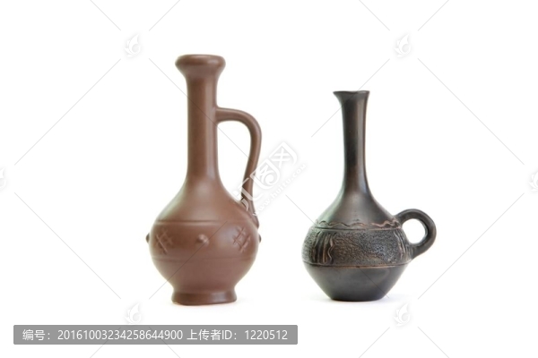 兩個(gè)小優(yōu)雅的壺分離