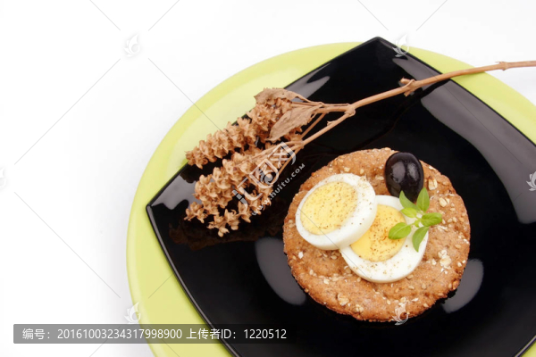 纖維蛋黑橄欖和干羅勒葉裝飾