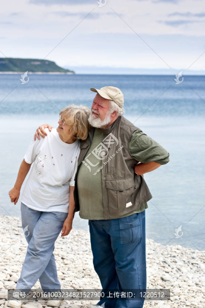 海灘上的兩個老人