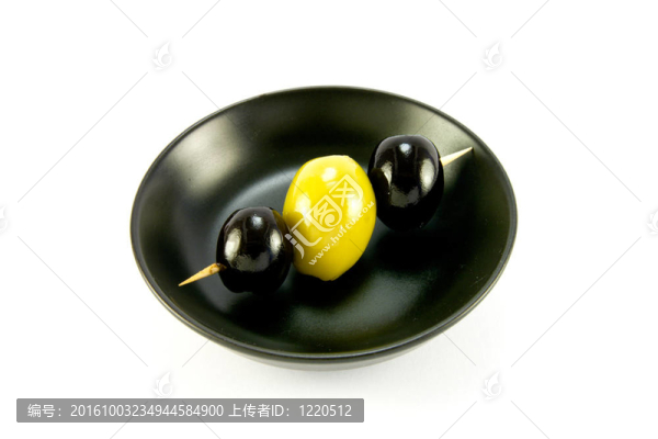 三個橄欖在一個小的黑碗里
