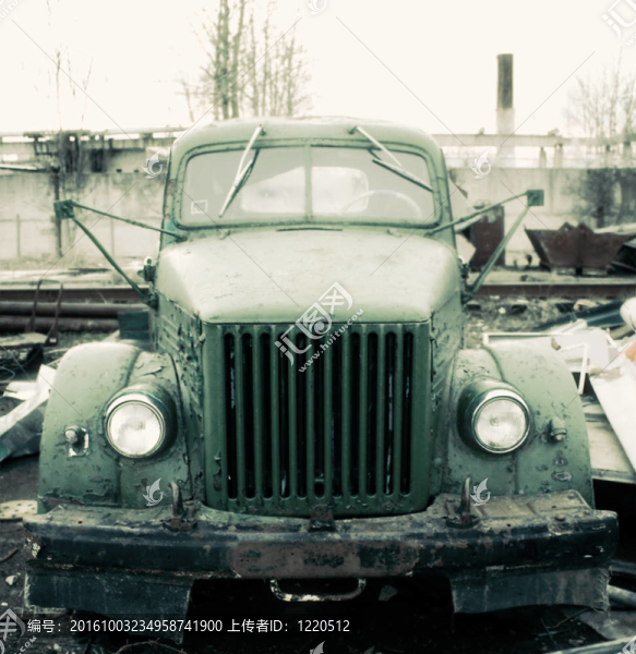 舊卡車在垃圾場(chǎng)
