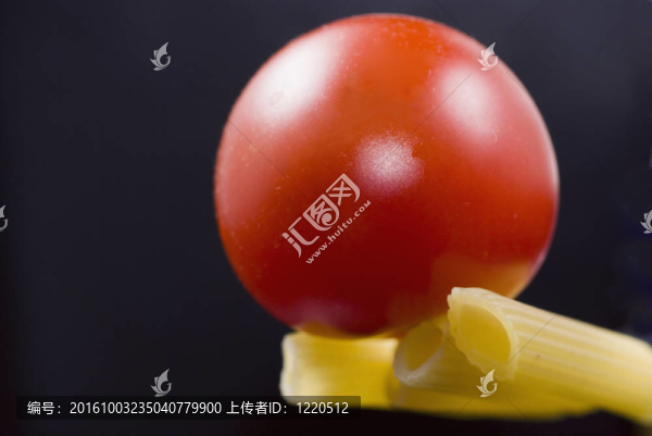 Pennette在黑色的背景rigate